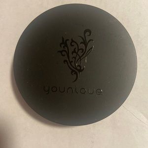 Younique Pressed powder Foundation in the shade poplin